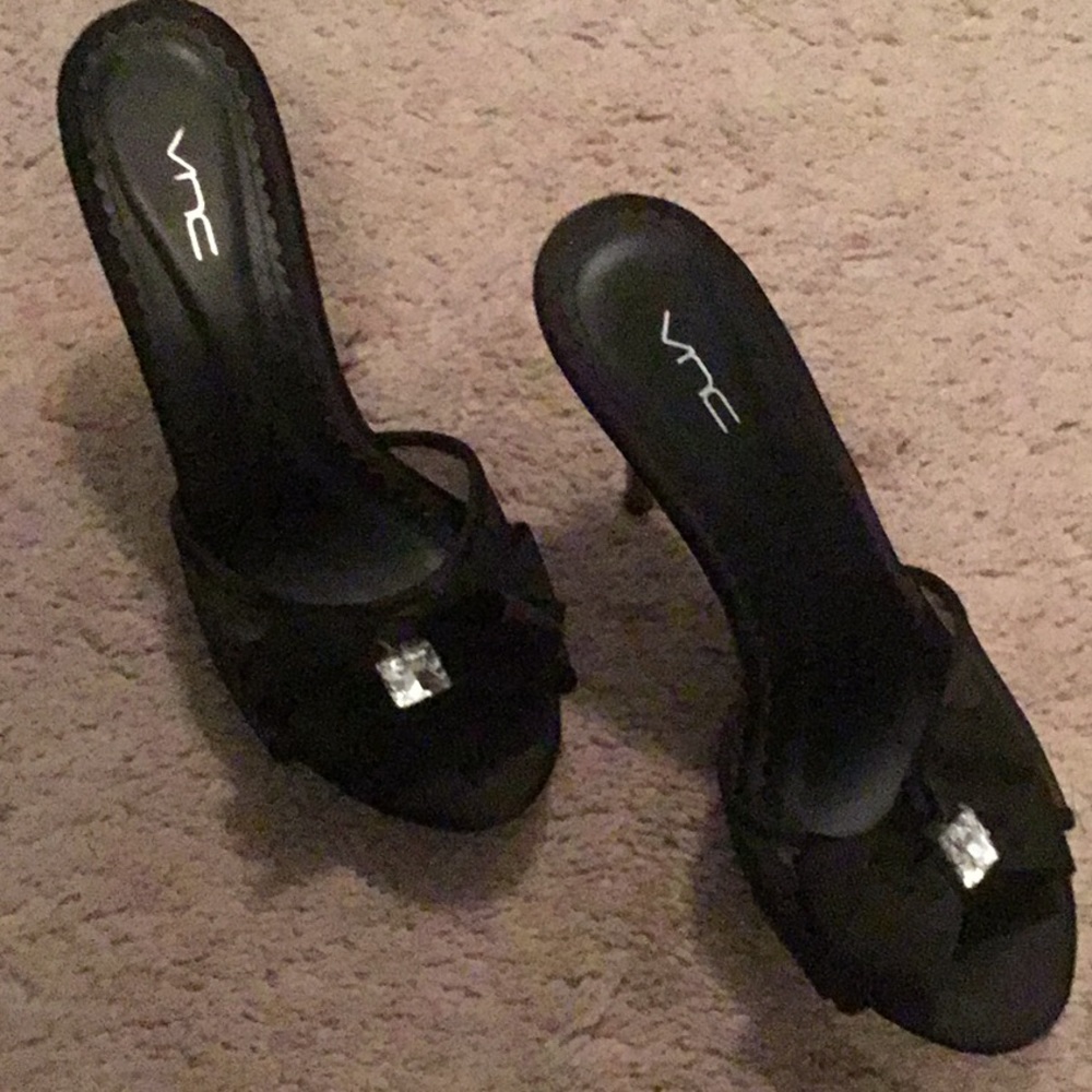 Heels with black bow